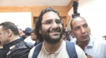 أولى جلسات محاكمة علاء عبد الفتاح في مصر: اخلاء سبيل بكفالة 10 آلاف جنيه