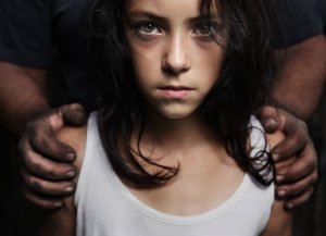 هل يشكّل ادعاء الطفل ضد المعتدين عليه جزءاً من العلاج؟