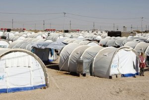 هل يجب إقامة مخيمات للاجئين السوريين في لبنان؟