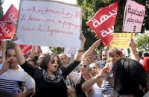 مظاهرة سحب قانون المصالحة في تونس: التظاهر حق دستوري تحميه الممارسة لا النصوص