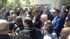 تعارض بين حكم للدستورية وحكم للعليا والقضاة الفلسطينيون يعتصمون للمرة الأولى أمام المحاكم