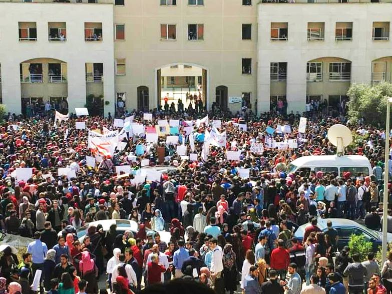 طلاب الجامعة اللبنانية: أعيدوا الكهرباء وأنصفوا العمال