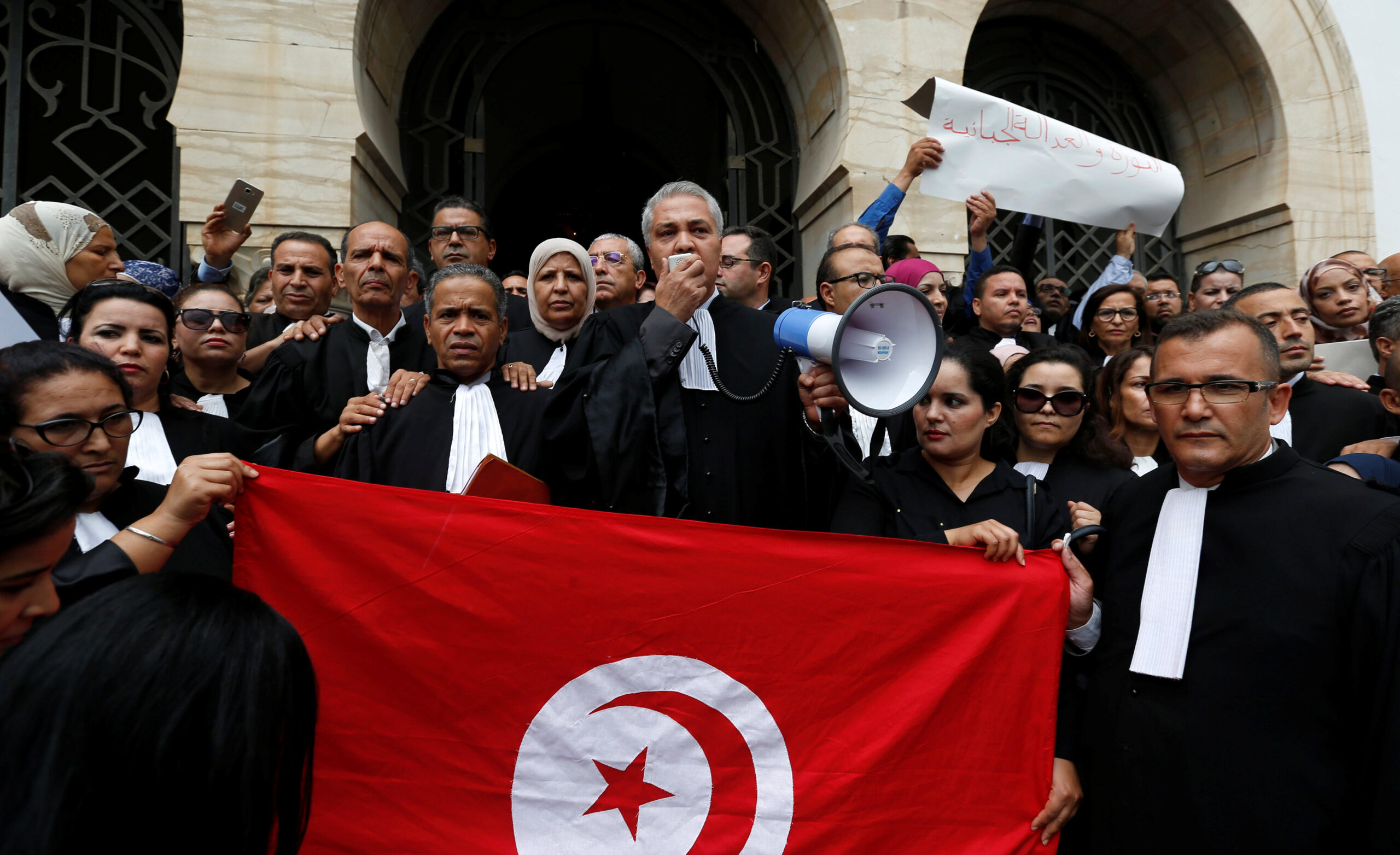 المحامون التونسيون يصعّدون ضد قانون المالية العامة: امتياز التهرب الضريبي