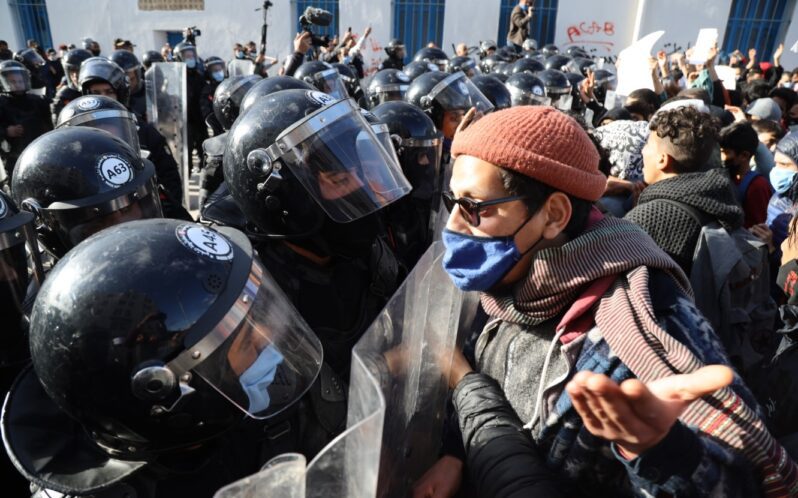 في تونس؛ أينما ولّيت وجهك، الأمن حولك