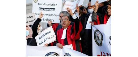 وقف تنفيذ إعفاءات القضاة: “المفكرة” تهنّئ قضاة تونس بنصرٍ مستحقّ