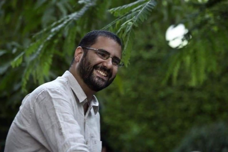 عقد من المحاكمات والاعتقالات: علاء عبد الفتاح لم يهزم بعد