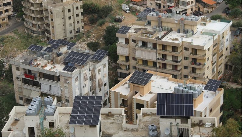 لبنان يولّد الطاقة الشمسية بمبادرات سكّانه: طاقة بديلة عن دولة ضائعة