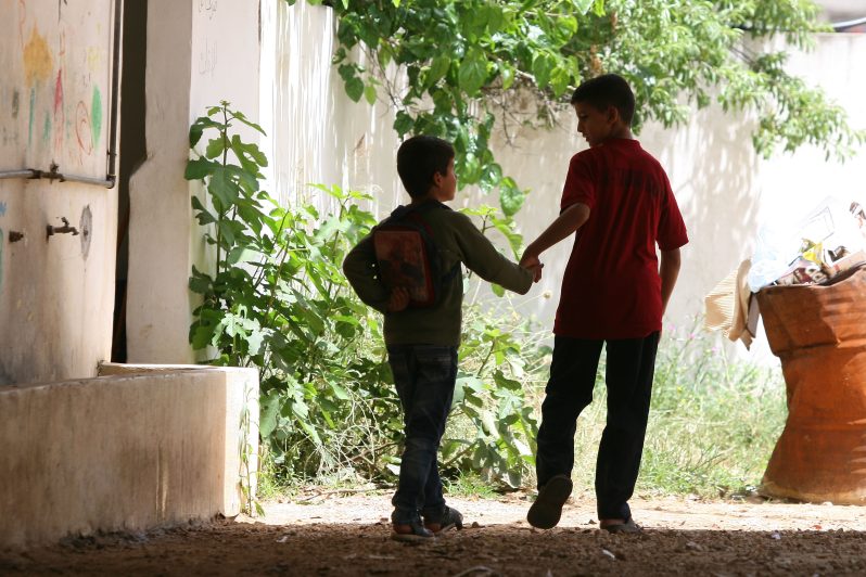 وزارة التربية “تساوي” اللبنانيين والسوريين في الحرمان من التعليم