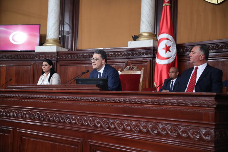 برلمان “سعيّد” يعقد جلسته الأولى: ويبقى قصر باردو مطوّقا بالمدرّعات العسكرية