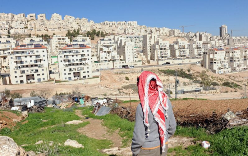 الأرض تكافح الاحتلال: أيال وايزمان مفككًا وناقدًا لهندسة الاحتلال الصهيوني