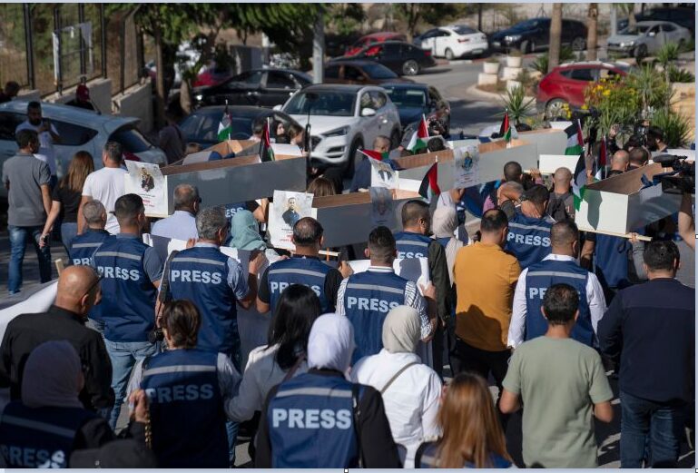 49 صحافيًّا استشهدوا في غزة: إسرائيل ترتكب إبادة جماعية بيد وتطفئ الأضواء بيد أخرى