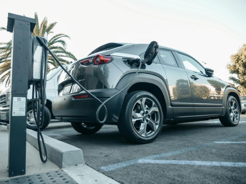 إعفاء السيارات الكهربائية من الرسوم في موازنة 2024: تغذية الطبقية ووهم “السيارة فقط”