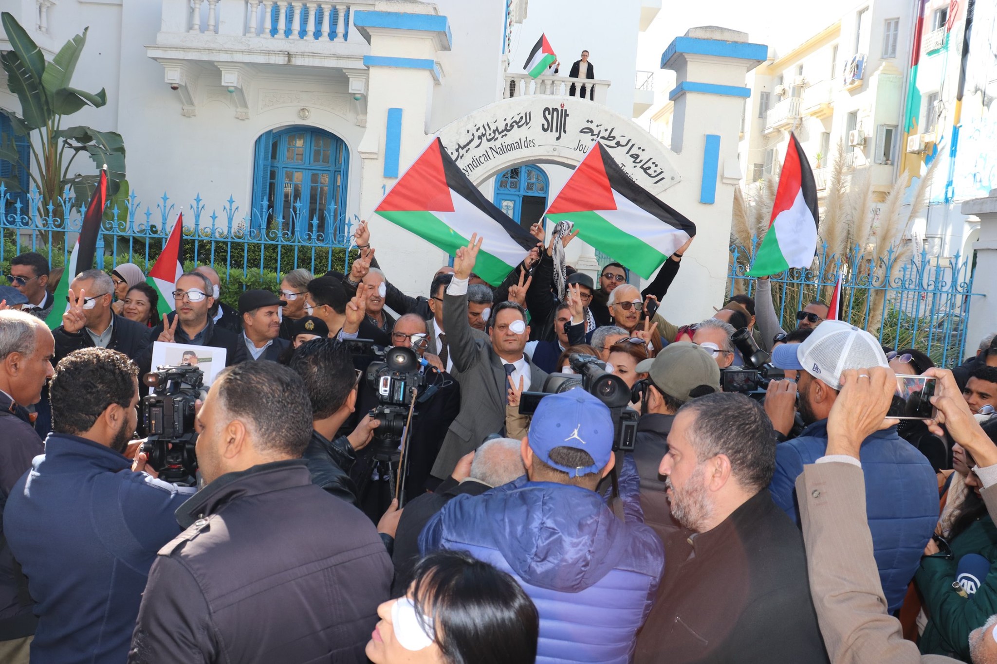 تضامنا مع زميلهم الفلسطيني معاذ عمارنة؛ الصحافيون التونسيون يحتجون ضد سياسة فقأ عيون الحقيقة