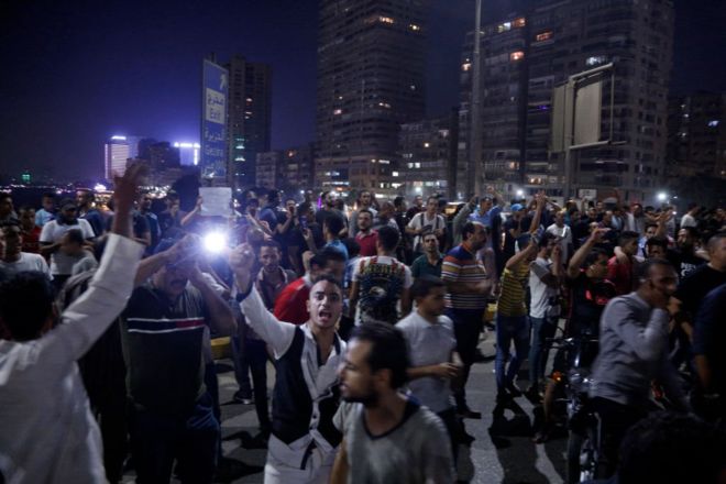 كيف مهدت المحكمة الدستورية المصرية للعصف “بالتظاهرات العفوية”؟