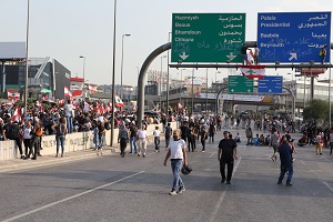 المتظاهرون على طريق القصر الجمهوري: احتجاج على تصريحات عون وتكريم لعلاء أبو فخر
