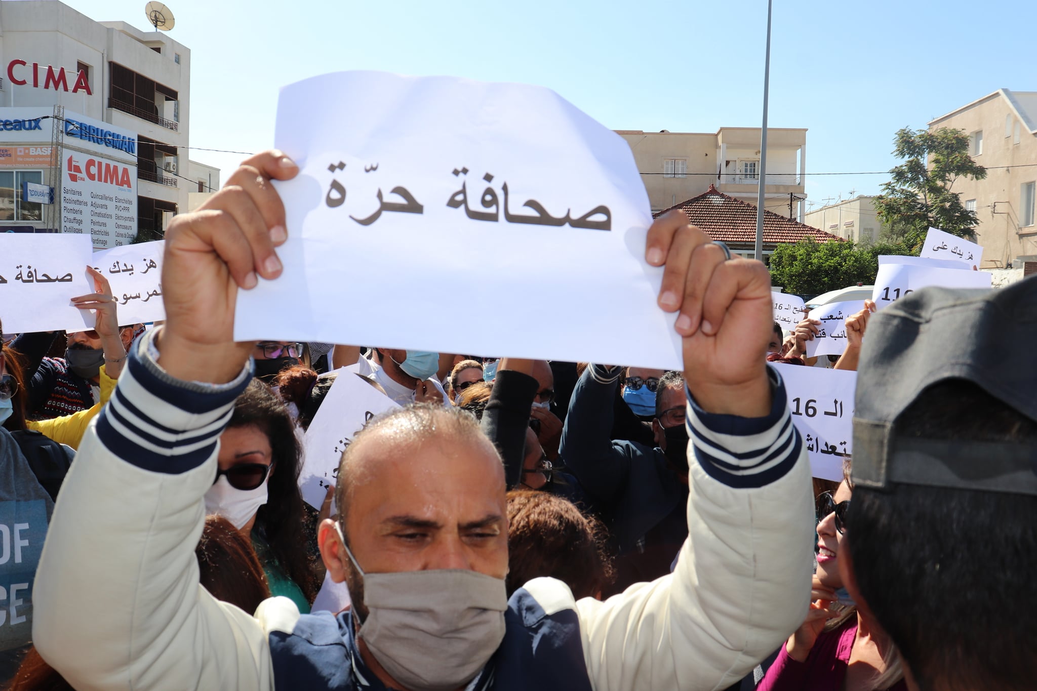 الصحافة التونسية في مواجهة أكثر من كاتم للصوت