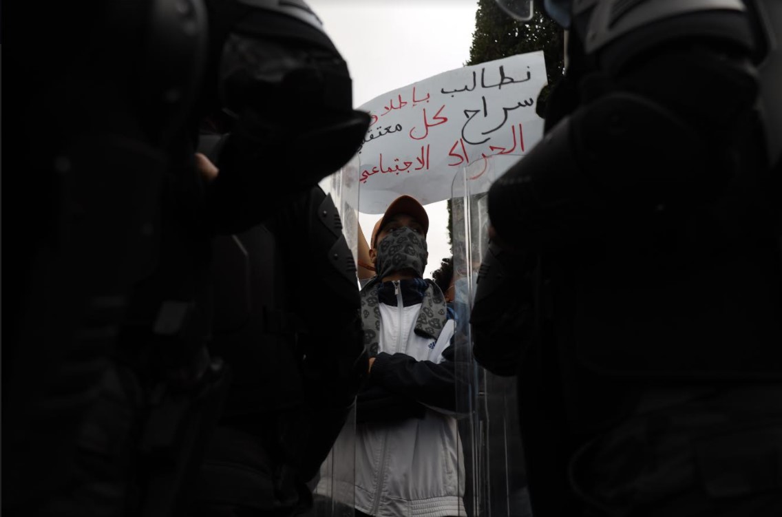 بعد إيقاف مئات الشبّان في احتجاجات جانفي: مسيرة غاضبة في تونس العاصمة للمطالبة بإطلاق سراح الموقوفين