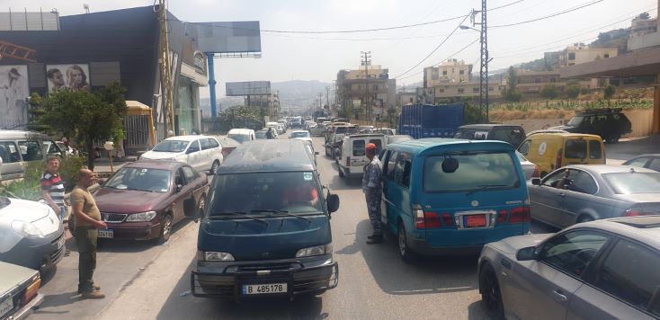 أزمة المحروقات تضرب النقل العمومي.. هل يصبح اللبنانيون قريباً حبيسي البيوت؟