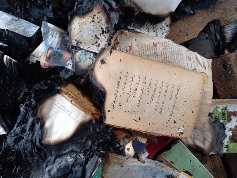 مبادرة لإعادة تكوين مكتبة محمد المغربي بعد حرقها وكوخ يقيه برد الشتاء