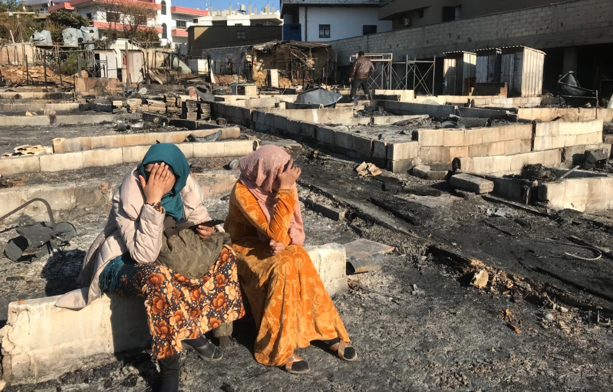 عقوبة جماعية جديدة ضد اللاجئين السوريين: إحراق مخيّم في بحنين وتهجير 93 عائلة
