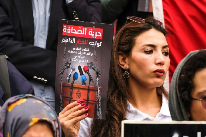 مؤشر جديد على تراجع الديمقراطية في تونس: تراجع 21 نقطة في تصنيف حرية الإعلام