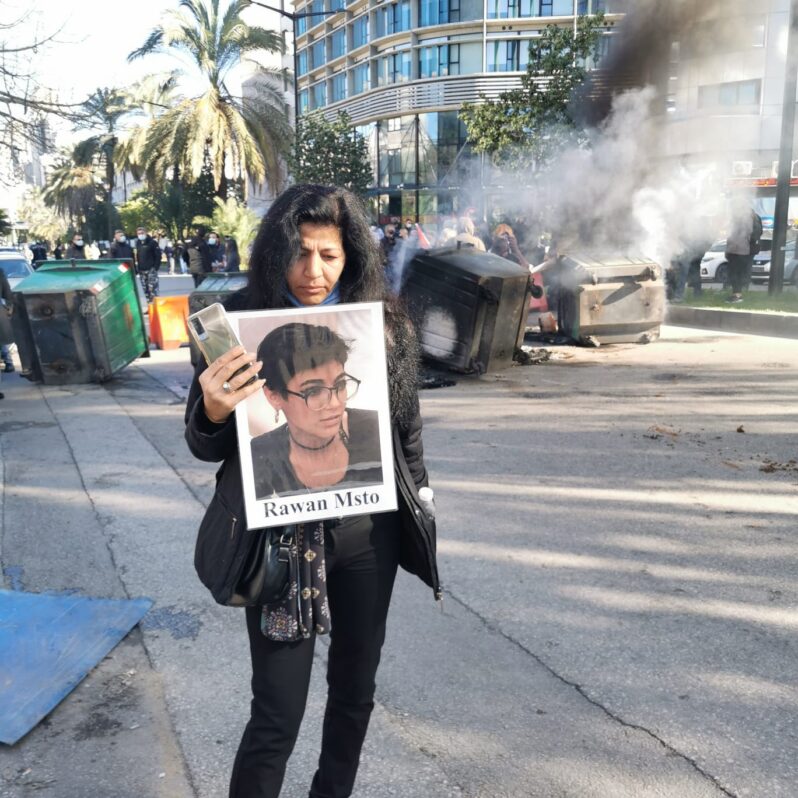 أهالي ضحايا تفجير مرفأ بيروت يقفلون قصر العدل: “أوقفوا عرقلة التحقيق”