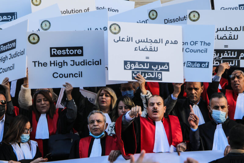 صور – وقفة احتجاجيّة للقضاة دفاعا عن استقلالية القضاء ومجلسه الأعلى